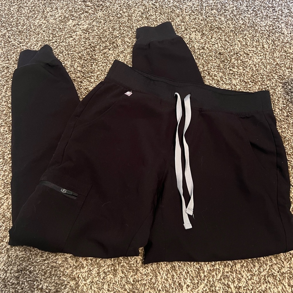 Figs black jogger style scrub pants